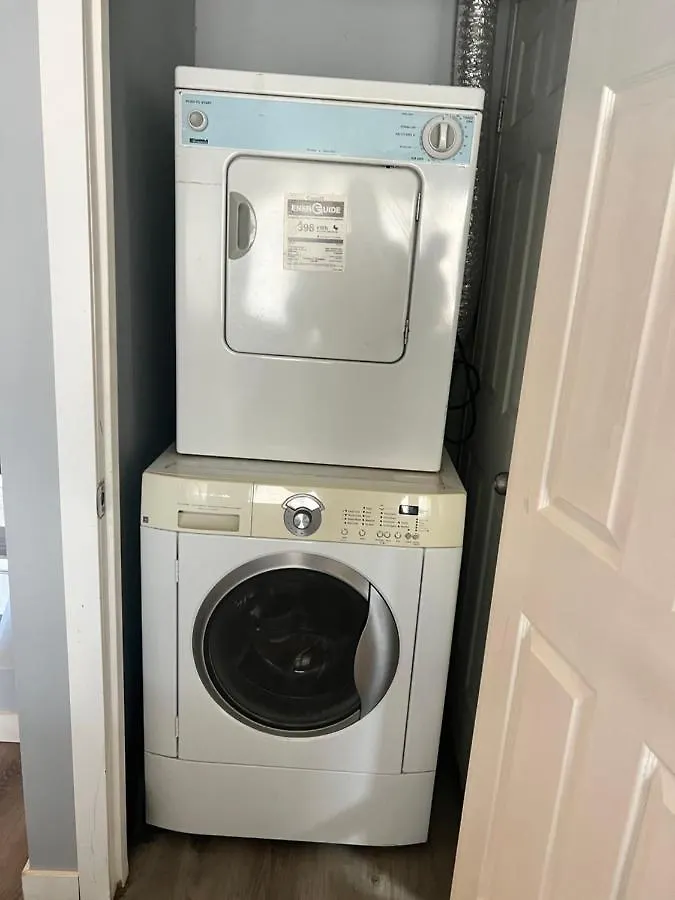 Room In Edmonton*Wifi*Netflix*Tv*Parking 0*, Edmonton Kanada